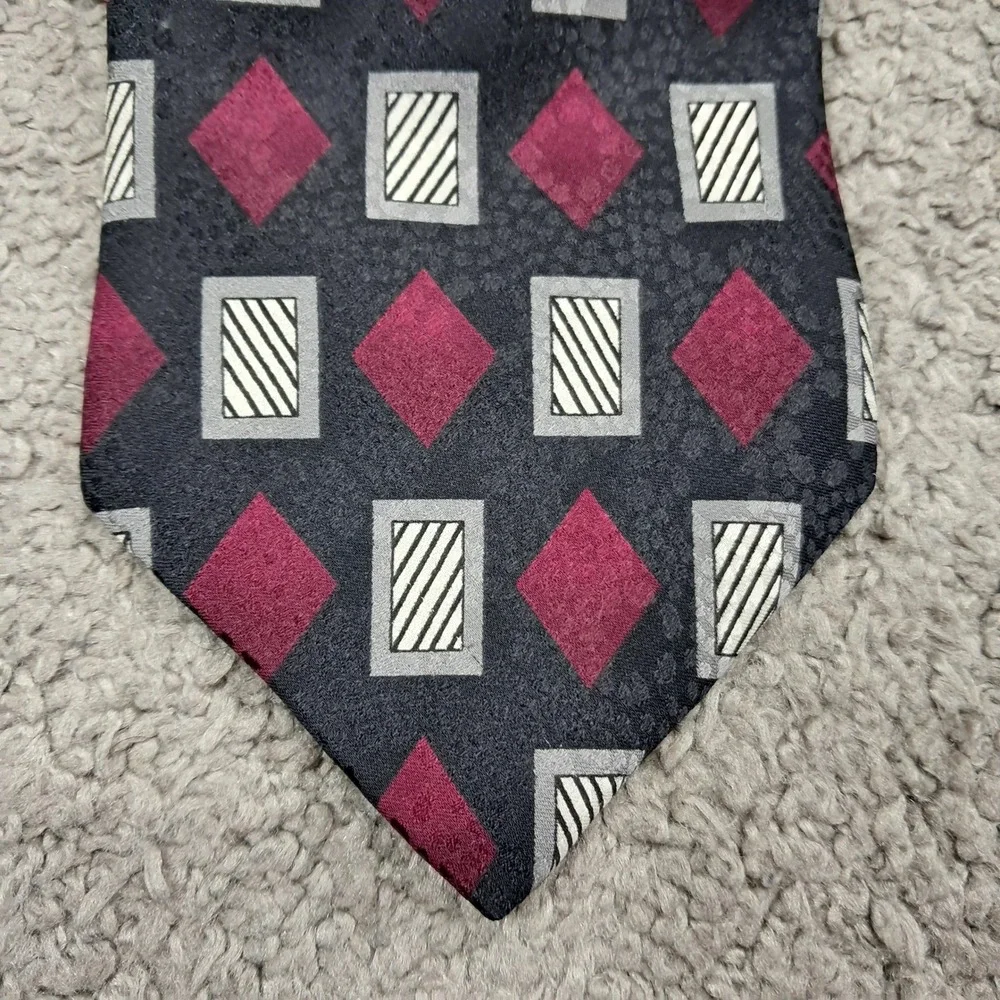 Geoffrey Beene Mens Silk Tie Black Burgundy Geometric Diamond Italian Fabric USA